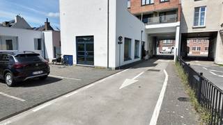 Samenstelling: Ruime handelsruimte die geschikt is voor diverse mogelijkheden, een keuken met aansluitend een vrouwen- en een herentoilet.<br /><br />Ook beschikt deze handelsruimte over een bureel en voldoende parkeergelegenheden.<br /><br />Op heden is er een logopediepraktijk aanwezig.<br /><br />Het handelspand is ook een uitstekende investering!<br /><br />Er is een mogelijkheid om 2 parkeerplaatsen te huren naast het handelspand.<br /><br />Voor meer informatie of een bezichtiging kan U ons steeds vrijblijvend contacteren op het nummer 09 344 94 44!