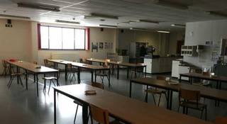 Fantastically located logistics warehouse of 11,310 m² with an office of 936 m² for rent at 2 km from the E42 and 2.5 km from the E42 in Pommeroeul. The insulated warehouse is equipped with loading docks, automatic sectional gates and a poly concrete floor. Furthermore, the warehouse has fluorescent lighting and a high voltage cabin. Also possibility to rent larger surfaces. Presence of social areas and a canteen. Immediately available! Ample parking and maneuvering space on the paved site. Contact PANORAMA for additional (technical) information, plans or a site visit without obligation 0479 70 70 70.