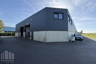 This functional SME unit of approximately 170 m², complemented by a mezzanine of approximately 75 m², is located on Sint-Martinusweg in Ikaros Park in Zaventem and offers an excellent combination of space, accessibility, and ease of access. The unit offers a practical combination of space, accessibility, and excellent ease of access.<br /><br />The storage space features a 4 x 4.50 m sectional door, a separate entrance, and a skylight that provides pleasant natural light.<br />In addition, two private parking spaces are provided.<br /><br />The unit serves as an attractive base for businesses seeking an easily accessible SME unit in Zaventem. Thanks to its location near the Brussels Ring Road (R0), the E19, and the E40, Brussels, the airport, and the surrounding region are easily accessible. Available starting February 1, 2027!<br /><br />Contact PANORAMA B2B for additional information or a no-obligation site visit at 0477 30 40 05.