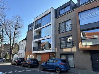 Instapklaar appartement met ruim terras, ondergrondse autostaanplaats en kelderberging.Bij het betreden van het appartement komen we meteen in de...