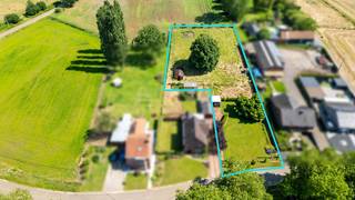 <p>In het landelijke en bijzonder gegeerde Meldert bieden wij dit uniek perceel aan met een totale oppervlakte van maar liefst <strong>32a 99ca</strong>. Een zeldzame opportuniteit voor wie op zoek is naar ruimte, rust en een prachtige groene omgeving.</p>
<p>Het perceel bestaat uit een bouwgrond met achterliggende weide en biedt verschillende mogelijkheden. Zo kan het perceel ontwikkeld worden voor <strong>twee halfopen bebouwingen (onder voorbehoud van verkavelingsvergunning)</strong>, maar leent het zich eveneens perfect voor de realisatie van een ruime <strong>open bebouwing</strong> met een uitzonderlijk diepe tuin en eigen weide achteraan.</p>
<p>De ligging vormt zonder twijfel één van de grootste troeven. Meldert staat bekend om zijn landelijke charme, uitgestrekte natuur en rustige woonomgeving. Hier woont u midden in het groen, met prachtige wandel- en fietsroutes in de directe omgeving, terwijl voorzieningen en verbindingswegen vlot bereikbaar blijven.</p>
<p>Een bijkomende meerwaarde is dat deze eigendom desgewenst <strong>samen kan worden aangekocht met de naastgelegen woning op nummer 66</strong>, wat extra mogelijkheden creëert voor gezinnen, investeerders of projectontwikkelaars.</p>
<p>Bouwgronden van deze omvang, gecombineerd met een achterliggende weide en een ligging als deze, komen slechts zelden op de markt.</p>
<p>Locatie: Pastorijstraat 84 — 3560 Meldert</p>
<p>Interesse of meer informatie? Contacteer ons kantoor.</p>
<p><strong><span><span>We Invest Demervallei - Vastgoed Anders Bekeken</span></span></strong></p>