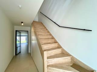 <p>Op een<strong> </strong>uitstekende en centrale ligging in Oostakker, vlak bij de dorpskern en met een vlotte aansluiting naar de R4, bevindt zich deze moderne en energiezuinige nieuwbouwwoning met maar liefst 4 slaapkamers.</p><p> </p><p>De woning biedt een aangename combinatie van ruimte, hedendaags comfort en energiezuinig wonen.</p><p> </p><p>Via de inkomhal komen we in de ruime en lichtrijke leefruimte, die aansluit op de moderne keuken. Vanuit de leefruimte is er rechtstreeks toegang tot het terras en de aangename tuin..</p><p>Verder beschikt het gelijkvloers over een ruime berging, ideaal voor extra opslag en het stallen van fietsen.</p><p>Op de eerste verdieping bevinden zich 3 volwaardige slaapkamers en een comfortabele badkamer.</p><p>De tweede verdieping biedt nog een ruime 4e slaapkamer, aangevuld met een technische ruimte/extra berging.</p><p>Dankzij de praktische indeling en de vier slaapkamers is deze woning bijzonder geschikt voor gezinnen die op zoek zijn naar <strong>r</strong>uimte, comfort en een aangename buitenruimte, gecombineerd met de voordelen van een recente nieuwbouwwoning.</p><p> </p><p><strong>Troeven:</strong></p><ul><li><p> Moderne nieuwbouwwoning</p></li><li><p>4 volwaardige slaapkamers</p></li><li><p> Energiezuinig wonen</p></li><li><p> Zonnepanelen</p></li><li><p>Terras en aangename tuin</p></li><li><p> Centrale ligging nabij de dorpskern van Oostakker</p></li><li><p> Vlotte verbinding naar de R4</p></li></ul><p>Huurprijs: € 1.600/maand</p><p> </p><p>Interesse in deze unieke woning? Vraag vandaag nog uw bezoek aan! Een bezoek kan uitsluitend worden aangevraagd via onze website:<br />http://www.vastgoeddevos/te-huur</p><p>Klik het pand aan en vervolgens op "Maak een afspraak".</p>