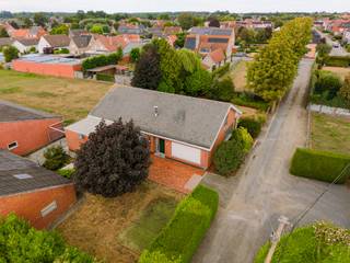 <p>Vrijstaande gelijkvloers woning met landelijk uitzicht op gegeerde locatie in Torhout<br /><br />375.000 richtprijs <br /><br />Op een mooie en groene locatie aan de Revinzestraat 70 in Torhout bevindt zich deze ruime open bebouwing. Dankzij de ligging in de gegeerde Don Bosco-omgeving geniet u hier van rust, open vergezichten en veel privacy (geen inkijk van andere woningen), terwijl dagelijkse voorzieningen zich op wandel bevinden.<br /><br />De woning heeft een bebouwde oppervlakte van 186m2 en beschikt over een lichtrijke leefruimte van ca. 37 m² , een ruime keuken van ca. 18 m², een badkamer met ligbad en drie volwaardige slaapkamers van ca. 16 m², 15 m² en 13 m².<br /><br />Daarnaast is er een ruime garage van ca. 24 m² met sectionale poort, een grote parkeerzone en een zolder die mogelijkheden biedt als extra woon-, werk- of hobbyruimte. Dankzij de vele raampartijen geniet de woning van veel natuurlijke lichtinval.<br /><br />Ook de ligging vormt een belangrijke troef. Binnen een straal van ca. 300 meter bevinden zich onder meer de school, kinderopvang, dokters, een apotheek, bakker, beenhouwer, supermarkt en restaurant. Het station, ziekenhuis, middelbaar onderwijs, zwembad, horeca en verschillende sport- en cultuurvoorzieningen bevinden zich op ongeveer 1 km. Ook belangrijke invalswegen en de autosnelweg zijn vlot bereikbaar. Ook drie bossen en 2 kasteelparken dichtbij <br /><br />Aangrenzende weiden kan bovendien afzonderlijk worden aangekocht.<br /><br />Troeven<br /><br />• Gegeerde Don Bosco-omgeving, rustig en gunstige ligging<br />• Ca. 186 m² bebouwde oppervlakte<br />• 3 ruime slaapkamers<br />• Lichtrijke leefruimte van ca. 37 m²<br />• Ruime keuken van ca. 18 m²<br />• Garage van ca. 24 m² met sectionale poort<br />• Ruime parkeerzone<br />• Zongerichte ligging met veel privacy<br />• Zolder via luik van 160m2 <br />• Alu ramen met dubbel glas en rolluiken <br />• Station en ziekenhuis op ca. 1 km<br />• Vlotte verbinding met belangrijke invalswegen en autosnelweg<br />• Tal van voorzieningen binnen ca. 300 meter<br />• Gescheiden riolering reeds uitgevoerd op privaat terrein tot aan de straat<br /><br />Een interessant eigendom voor wie rust, ruimte en privacy wil combineren met een bijzonder centrale en praktische ligging.<br /><br />Voor meer informatie of een bezichtiging kunt u contact opnemen met Simon via 0498 123 708 of simon@vicusvastgoed.be.</p>