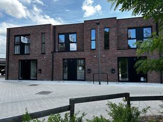 <p><strong>Woning 1 is een halfopen BEN-woning met een bruto bewoonbare oppervlakte van 140 m². De woning beschikt over drie slaapkamers, woonkamer met open leefkeuken, berging, toilet, badkamer met ligbad, douche, dubbel lavabomeubel en toilet. Daarnaast is er een tuin met fietsenberging en privé-autostaanplaats onder carport. <br /><br />Woonerf Elysis – 8 verhuurde BEN-woningen te koop als investering</strong></p>
<p>Ontdek deze unieke investeringsopportuniteit in hartje Turnhout. In <strong>Woonerf Elysis</strong> bieden wij 8 volledig afgewerkte en <strong>reeds verhuurde BEN-woningen</strong> te koop aan. Als investeerder geniet u meteen van <strong>direct rendement</strong>, zonder zorgen over leegstand of het zoeken van huurders.</p>
<p><strong>Waarom investeren in Woonerf Elysis?</strong></p>
<ul>
<li><strong>Direct rendement</strong>: alle 8 woningen zijn verhuurd</li>
<li><strong>Stabiele inkomstenstroom</strong> dankzij bestaande huurcontracten</li>
<li><strong>Toplocatie</strong>: rustig gelegen op fietsafstand van Turnhout centrum</li>
<li><strong>Energiezuinig</strong>: BEN-woningen met E-peil ≤ 10, voorzien van zonnepanelen, vloerverwarming en warmtepomp</li>
<li><strong>Fiscaal voordeel</strong>: vrijstelling onroerende voorheffing voor bepaalde duur.</li>
<li><strong>Zorgeloze investering</strong>: mogelijkheid instappen in onze dienst vastgoedbeheer</li>
</ul>
<p>De woningen combineren een tijdloze architectuur met duurzame kwaliteit en zijn bijzonder aantrekkelijk voor huurders. Dit maakt Woonerf Elysis een <strong>zekere en rendabele investering</strong> met toekomstwaarde.</p>
<p><strong>Interesse?</strong></p>
<p>Neem contact op via <strong>014 41 42 42</strong> of <strong>nieuwbouw@vansweevelt.be</strong> en ontdek hoe u vandaag nog kan instappen in dit sterk verhuurproject.</p>