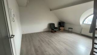 Dit comfortabel en lichtrijk dakappartement ligt op 2 minuten wandelen van het station met het stadscentrum vlakbij.<br /><br />In de gemeenschappelijke hal is er voldoende ruimte om fietsen te stallen. De trappenhal leidt u naar het bovenste verdiep dat u volledig voor uzelf hebt.<br /><br />De leefruimte is een gezellige open ruimte dat door het hoge plafond een ruim gevoel geeft. Boven de woonkamer is er een tweedelige mezzanine die ingericht kan worden als extra slaapkamer, bureau, hobbyruimte en/of extra zithoek.<br /><br />De keuken is uitgerust met oven, kookplaat, dampkap en aansluiting voor wasmachine en droogkast.<br /><br />De badkamer beschikt over een lavabo, toilet en ligbad met douchekop.<br /><br />Achteraan vindt u de grote slaapkamer.<br /><br />Dit appartement is ideaal voor alleenstaanden, eerste woning, jong koppel of investeerders. Boek je afspraak telefonisch of via mail.