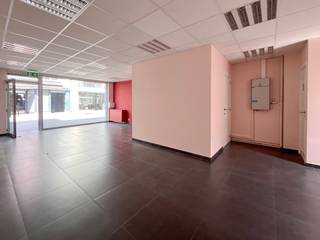 Vandaag nemen we jullie mee naar deze commerciële ruimte op toplocatie in de winkelstraat van Bornem.Het handelspand werd in 2022 opgefrist, wat...