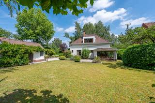 <p>Op een uitzonderlijk mooie locatie, verscholen in het groen en gelegen op een royaal perceel van 916 m², bevindt zich deze vrijstaande woning boordevol mogelijkheden. Dit is een eigendom voor wie verder kijkt dan de huidige inrichting en vooral het potentieel van de locatie weet te waarderen. De combinatie van rust, privacy, een ruime tuin en een gegeerde woonomgeving maakt dit een bijzonder interessante opportuniteit. De woning beschikt vandaag over drie slaapkamers, een garage en verschillende ruime leef- en bergruimtes, maar vraagt een grondige modernisering om opnieuw aan de hedendaagse woonstandaarden te voldoen. Net daarin schuilt de grote meerwaarde: de mogelijkheid om een woning volledig naar eigen smaak en wensen vorm te geven op een perceel dat vandaag nog zelden beschikbaar komt in deze omgeving. De groene, verzorgde tuin vormt een absoluut pluspunt en biedt tal van mogelijkheden voor wie droomt van een ruime gezinswoning met een prachtige buitenbeleving. Dankzij de vrijstaande garage, de brede oprit en de gunstige perceelconfiguratie beschikt het eigendom bovendien over een uitstekende basis voor een toekomstgericht woonproject. Bent u op zoek naar een woning op een toplocatie? Dan biedt deze eigendom een unieke kans om uw woonambities waar te maken op een van de mooiste plekjes in de buurt. Een bezoek volstaat om de mogelijkheden van deze woning en haar uitzonderlijke perceel te ontdekken.</p>