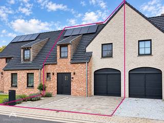 <p>Energiezuinige en instapklare woning, rustig gelegen in een aangename verkavelingswijk met een vlotte verbinding naar Waregem. De woning omvat een inkomhal met apart gastentoilet. Via een stijlvolle glazen metalen deur bereikt u de gezellige leefruimte met zit- en eethoek. Aansluitend bevindt zich de volledig geïnstalleerde open keuken, voorzien van de nodige toestellen. Zowel via de keuken als de leefruimte heeft u directe toegang tot de gezellige tuin met terras. Verder beschikt de woning over een inpandige garage met was- en bergruimte. Voor de woning is er een oprit met plaats voor 2 wagens. Op de eerste verdieping bevinden zich 3 slaapkamers en een ruime badkamer met ligbad, inloopdouche, dubbele lavabo en toilet. Daarnaast is er nog een praktische bergzolder.</p>
<p>Extra troeven:</p>
<ul>
<li>Energiezuinig – BEN woning</li>
<li>Voorzien van zonnepanelen</li>
<li>Conforme elektrische keuring</li>
<li>Regenwaterput van 10.000 L</li>
<li>Ruime badkamer</li>
<li>Terras en tuin</li>
<li>Rustige ligging</li>
<li>Vlotte verbinding naar Waregem</li>
<li>Inpandige garage</li>
<li>Oprit voor 2 wagens</li>
</ul>
<br />
<p>Deze woning is te koop ZONDER makelaar via het concept van Smart Houses! Wenst u verdere inlichtingen of een bezoek? Contacteer rechtstreeks de eigenaar via +32477839831</p>