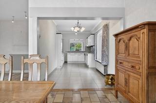 <p>Interesse? Mail rechtstreeks met eigenaar via<strong> paul@meerinfo.immo </strong>of <strong>bel 0473/989334</strong><br />Deze woning (bouwjaar 1969) werd doorheen de jaren deels gerenoveerd, met belangrijke vernieuwingen zoals de PVC ramen rond 2015, en mooie bijbouw achteraan die nog meer ruimte creeert . Ze biedt een bijzonder aangename woonbeleving dankzij haar praktische indeling en mooie volumes.</p>
<p>De ruime leefruimte vormt het hart van de woning en geniet van veel natuurlijke lichtinval. Aansluitend vinden we een functionele keuken en een aangename verbinding met een extra woonkamer met zicht op de tuin. Het terras is overdekt en kijkt uit op de verzorgde tuin.</p>
<p>De woning beschikt over <strong>3 tot 4 slaapkamers</strong> en <strong>2 badkamers</strong>, wat ze uiterst geschikt maakt voor gezinnen of wie extra ruimte wenst voor bureau, hobby of logeerkamer.</p>
<p><strong>Comfort & troeven</strong></p>
<ul>
<li>Perceel van 946 m² met verzorgde tuin</li>
<li>Bewoonbare oppervlakte ca. 225 m²</li>
<li>3 à 4 slaapkamers</li>
<li>2 badkamers</li>
<li>Ruime en lichtrijke woonkamer</li>
<li>Ruim terras, deels overdekt</li>
<li>Zonnepanelen aanwezig</li>
<li>Gedeeltelijke airconditioning</li>
<li>Gedeeltelijk elektrische rolluiken</li>
<li>Renovaties uitgevoerd in 2015</li>
<li>Degelijke constructie (bouwjaar 1969)</li>
</ul>
<p><strong>Samengevat</strong></p>
<p>Een solide en ruime gezinswoning met potentieel, waar basiscomfort en energiezuinige elementen reeds aanwezig zijn. Ideaal voor wie op zoek is naar een goed onderhouden woning met uitbreidings- of moderniseringsmogelijkheden op een mooi perceel.<br />Interesse? Mail rechtstreeks met eigenaar <strong>paul@meerinfo.immo</strong> of bel 0473/989334.<br /><br />Oppervlakten gebaseerd op EPC.<br /><br /></p>
<p></p>
<p></p>