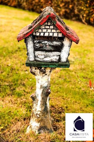CHARMANTE GEZINSFERMETTE MET LANDELIJKE ALLURES EN OMGEVING. In de prachtige glooiende omgeving van Zarlardinge (deelgemeente Geraardsbergen) vind je deze knappe open bebouwing van bouwjaar 1988. Vrij van gebruik bij akte. Zeer goed onderhouden en met prachtige zichten naar de verschillende landschapsomgeving rondom. Door haar ligging in een hellende straat heeft de woning een opvallende uitstraling vanop een hoger level dan de straat. Het perceel is ruim 12are (1251m2). Er is een hoofdgebouw uitgebreid met veranda, een aparte garagegebouw en een tweede bijgebouw met diverse functies. Lange en brede hellende oprit vooraan. Via een hekken kan je doorrijden naar achter waar er nog diverse parkeerplaatsen zijn. Zeer handig. Indeling: gelijkvloerse verdieping met traphal en gastentoilet, leefruimte, keuken en voormalige inpandige garage die nu omgebouwd werd tot vrijetijdskamer (maar ook geschikt als zorgkamer, studio (gezien de aanwezige nutsvoorzieningen) of werkruimte met plaats voor diverse burelen. Eerste verdieping (op betongewelven)  met 2 leuke en ruime slaapkamers en een lichtrijke badkamer met velux. Verwarming momenteel via propaangas (toevoer momenteel defect maar te herstellen). Er is een lopend abonnement tot bijvullen. Zonnepanelen en warmtepomp zeer aangewezen door de ideale positie. Vraag een bezoek en krijg alle info van vastgoedmakelaar Cedric. Bel naar zijn team op 054412500 voor een afspraak bezoek.