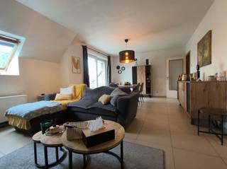 Jong, modern en lichtrijk 2-slaapkamerappartement op het gezellige ingerichte kerkplein van Helkijn! Omvat: Inkom, toilet, badkamer met ....,...