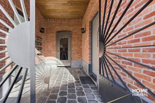 In het bruisende stadscentrum van Ieper bevindt zich dit veelzijdige investeringspand met een interessante combinatie van stabiele huurinkomsten en toeristische verhuur. Het gebouw omvat in totaal 7 units, bestaande uit 2 appartementen met permanente huurders en 5 volledig ingerichte vakantieappartementen.<br /><br />De vakantieappartementen zijn elk praktisch en comfortabel ingericht met een eigen slaapkamer, badkamer en leefruimte waardoor gasten kunnen genieten van een aangenaam en zelfstandig verblijf. Deze formule speelt perfect in op de sterke toeristische aantrekkingskracht van Ieper, dat jaarlijks duizenden bezoekers aantrekt dankzij zijn rijke geschiedenis, cultuur en talrijke evenementen.<br /><br />De centrale ligging vormt een absolute troef: winkels, horeca, openbaar vervoer en de belangrijkste bezienswaardigheden bevinden zich op wandelafstand.<br /><br />Troeven van dit pand:<br /><br />- Interessante combinatie van vaste huurinkomsten en toeristische verhuur<br /><br />- 7 verhuureenheden in totaal<br /><br />- 2 units reeds verhuurd op lange termijn<br /><br />- 5 instapklare vakantieappartementen<br /><br />- Topligging in het historische centrum<br /><br />- Grote aantrekkingskracht voor nationale en internationale bezoekers<br /><br />Een uitstekende opportuniteit voor investeerders die op zoek zijn naar een pand met onmiddellijk rendement en toekomstig groeipotentieel.<br /><br />Meer informatie en rendementsgegevens beschikbaar op aanvraag.