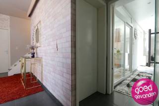 VERRASSEND RUIME GEZINSWONING met maar liefst 4 ruime slaapkamers en 2 grote livings, verder voorzien van een zeer ruim en zonnig terras met in...