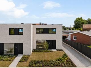 <p><span>Zeer goedgelegen, kwalitatieve moderne nieuwbouw gelegen in de Moorstraat te Sint-Eloois-Vijve.</span><br /><br /><span>Goedgelegen MODERNE kwalitatieve nieuwbouw, voorzien van de laatste technieken.</span><br /><span>INDELING: inkom, apart toilet, gezellige lichtrijke leefruimte met open geïnstalleerde keuken, berging en wasplaats, eventuele carport, en op het verdiep 3 slaapkamers en badkamer.</span><br /><br /><span>Voorzien van ZONNEPANELEN, vloerverwarming warmtepomp.</span><br /><br /><span>Info: emiel@immobeguin.be</span></p>
