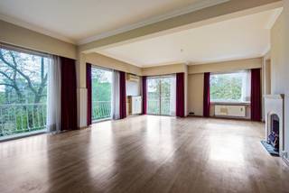 <p>Sommige appartementen zijn instapklaar. Andere geven je de kans om er echt iets van te maken.<br />Zoals dit verrassend hoekappartement, gelegen op de vijfde verdieping op de Koningin Elisabethlei. Denk: grote raampartijen, een open gevoel en een groen zicht. Harmoniepark hier, Koning Albertpark daar… je woont hier letterlijk tussen de parken.<br />En toch zit je midden in 2018 Antwerpen. Tram voor de deur, vélo om de hoek en meer dan genoeg leuke adresjes voor koffie, lunch of een spontane apero. Balans = gevonden!</p>
<p>De leefruimte is zonder twijfel het hart van het appartement. Ruim, lichtrijk en dankzij de hoekligging badend in het licht. Grote ramen rondom zorgen voor dat open gevoel waar je instant blij van wordt.<br />En ja, er is ook een terrasje: perfect voor een koffietje met zicht op het groen of een rustige pauze na een drukke dag.</p>
<p>De keuken ligt ernaast en geeft toegang tot een extra kamer, vandaag ingericht als bureau. Ideaal voor thuiswerk of gewoon… flexibel in te vullen zoals jij dat wil.</p>
<p>Verder zijn er nog twee ruime kamers, elk met voldoende plaats om er echt jouw plek van te maken.<br />Een badkamer met bad, en nog een apart gastentoilet met extra lavabo waar ook de aansluiting voor wasmachine en droogkast voorzien is. Netjes uit het zicht, maar oh zo handig.<br />En nog een paar mooie pluspunten:<br />Er is een lift in het gebouw (altijd welkom op de vijfde verdieping... ) en airco aanwezig voor warme zomerdagen.</p>
<p>En dan het belangrijkste: het potentieel.<br />Met een bewoonbare oppervlakte van 146 m² heb je alle ruimte om jouw eigen verhaal te schrijven.</p>
<p>Extra troeven? Die zijn er zeker:<br /><span>- Hoekappartement = veel licht<br /></span><span>- Uitzicht op Harmoniepark &amp; Koning Albertpark<br /></span><span>- Terras<br /></span><span>- 3 kamers<br /></span><span>- EPC B<br /></span><span>- Kelderberging &amp; gemeenschappelijke fietsenstalling<br /></span><span>- Veel potentieel<br />- Provisie 260€/mnd (Incl. onderhoud, water en verwarming)<br /></span></p>
<p>Een ruim appartement voor wie durft te dromen… en daar ook iets moois van wil maken.</p>