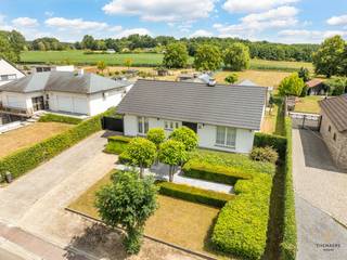LANDELIJKE WONING MET DRIE SLAAPKAMERS EN WEIDE.Country living, zegt je dat iets? Wel, spits dan goed je oren, want de volgende woning heeft alle...