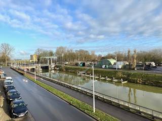 Recent appartement gelegen langs de Oude Veurnevaart met een mooi open zicht op het water.<br />Leuke woonkamer uitgevend op het terras en ruime open ingerichte keuken voorzien van alle comfort. <br />2 slaapkamers, badkamer met douche, lavabomeubel en toilet en praktische berging met aansluiting voor wasmachine.<br />Gelijkvloerse fietsenberging in het gebouw. Epc label A en conforme elektrische keuring!<br />Perfecte investering of leuk 2e verblijf met mooi uitzicht op het water.