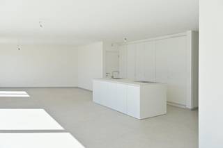 !!! LAATSTE APPARTEMENT !!!<br /><br />Uniek Nieuwbouwappartement met groot Terras<br /><br />Ontdek dit splinternieuwe appartement waar ruimte, natuurlijk licht, absolute rust en ongeëvenaard comfort samensmelten. De royale woonkamer met open Amerikaanse keuken strekt zich uit over maar liefst 64 m², met een indrukwekkende lengte van meer dan 13 meter. Langs de volledige gevel grenst een drempelloos terras van 50 m², afgewerkt met dezelfde hoogwaardige keramische tegels als binnen (120x120 cm). Ideaal voor een vleugelpiano, een discrete werkhoek of gewoon om vorstelijk te leven in stijl.<br /><br /><br />Designkeuken voor Culinaire Hoogstandjes<br />- elegant geïntegreerd in de leefruimte voor een klassevol geheel<br />- uitgerust met topklasse Miele-apparatuur <br />- groot kookeiland met keramisch werkblad <br />- volledige kastenwand voor optimale opbergruimte en organisatie<br /><br /><br />Unieke Troeven:<br />- Energiezuinig &amp; Duurzaam: E-peil lager dan 10, lage energiekosten<br />- lage syndicus kosten<br />- Veilig en Praktisch: Met poort afgesloten achteringang<br />- Toplocatie: Op wandelafstand van bakker, krantenwinkel, weelderig park, stadsbos, scholen en crèche - maar toch centraal en rustig<br />- Levenslang Luxe Comfort: Twee ruime slaapkamers (mogelijkheid voor drie), een badkamer met inloopdouche, bad en toilet en dubbele wastafel<br />- Kwaliteit en Genot: onderhoudsvrije materialen, gemeenschappelijke fietsenstalling en tuin <br />- Volledig Afgewerkt inclusief de schilderwerken en gordijnen, <br />- Geen zorgen over onverwachte meerwerken of stijgende bouwkosten!<br /><br />Voor autoliefhebbers: optie tot aankoop van een carport en berging (29.500,-)<br /><br />Rechtstreeks van de bouwheer.<br /><br />!!! Mogelijkheid tot aankoop aan 6% BTW !!!