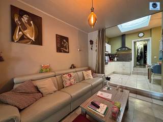 <p><span>LEUKE STADSSWONING MET 3 KAMERS</span></p><p><span>Richtprijs 185.000 euro</span></p><p><span> </span></p><p><span>Deze woning is ideaal gelegen nabij het stadscentrum van Geraardsbergen, kortbij scholen, winkels en openbaar vervoer.</span></p><p><span>Beneden is er de living met open geïnstalleerde keuken, berging en de badkamer voorzien van douche, lavabo en toilet. </span></p><p><span>Boven zijn er 2 kamers. </span></p><p><span>Tevens beschikt de woning over 2 aparte zolders, wat de mogelijkheid biedt tot een extra kamer. </span></p><p><span>Achteraan is er een erfdienstbaarheid, recht van doorgang. </span></p><p><span> </span></p><p><span>TROEVEN:</span></p><p><span>- elektriciteit conform AREI</span></p><p><span>- nieuwe ramen </span></p><p><span>- EPC-label D --> geen renovatieplicht</span></p><p><span> </span></p><p><span>Voor meer info of bezoek bel Dylan op 0489/54.69.99 of mail naar <span>Dylan@svena.be</span></span></p><p><span> </span></p><p><span>Stedenbouwkundig uittreksel/inlichtingen in aanvraag! </span></p><p><span>Deze gegevens zijn louter informatief en wij kunnen niet aansprakelijk gesteld worden voor eventuele onjuistheden. </span></p><p><span>De bewoonbare oppervlakte is slechts indicatief.</span></p><p><span> </span></p>