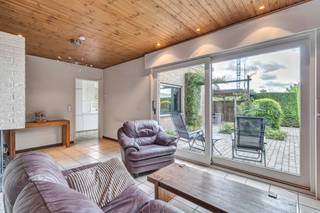 <p>In de Molenkouterstraat te Machelen bevindt zich deze gezellige woning met veel potentieel.<br />Dankzij de gunstige ligging geniet u van een vlotte verbinding naar zowel Deinze als Waregem, terwijl u toch rustig woont in een aangename woonomgeving.</p><p>De woning is gelegen op een perceel van 272 m² en beschikt over een bewoonbare oppervlakte van 136 m². <br />Het pand biedt een goede basis, welke verder volledig naar eigen smaak kan worden ingericht.</p><p>Via de inkomhal komt u in de woonkamer, waar een houtkachel zorgt voor extra gezelligheid. <br />Aansluitend bevindt zich de geïnstalleerde keuken met een praktische berging en wasruimte, waarin eveneens een douchecabine is voorzien. <br />Verder beschikt het gelijkvloers over een badkamer uitgerust met een ligbad en een dubbele wastafel, een afzonderlijk gastentoilet en een eerste slaapkamer, wat de mogelijkheid biedt om gelijkvloers te wonen.</p><p>Op de verdieping bevinden zich nog twee slaapkamers. <br />Eén van deze kamers geeft toegang tot een bijkomende ruimte die perfect kan dienen als bureau, dressing of hobbykamer. <br />Daarnaast is er nog een handige zolderberging aanwezig. Ook de droge kelder zorgt voor extra opslagmogelijkheden.</p><p>Buiten beschikt de woning over een gezellig stadstuintje met o.a. zuidgericht terras, oprit met carport en een aanpalend tuinberging.</p>