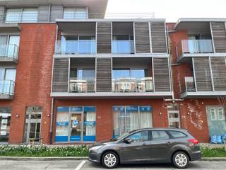 Kantoorruimte gelegen te Mechelen (circa 82 m²) Dit commerciële pand is perfect voor ondernemers die zoeken naar een professionele en goed gelegen werkplek.IDEAAL voor adviesbureaus, consultancy, advocatenkantoren, of andere dienstverlenende bedrijven die zoeken naar een professionele en aantrekkelijke werkplek in hartje Mechelen.LOCATIE EN BEREIKBAARHEID : Gevestigd aan een belangrijke verkeersader in Mechelen, beschikt dit pand over een ideale positie. De locatie is uitstekend bereikbaar met het openbaar vervoer. INTERIEUR EN INDELING : Het interieur is praktisch ingericht met meerdere functionele zones. Het pand beschikt over 3 verschillende bureauruimtes met glazen wanden afgescheiden, een geluidsdichte kantoorruimte, een apart toilet, en keukenvoorziening, en kleine berging.