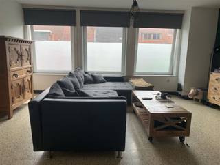 <p><span>Mooi en rustig gelegen appartement met garage : inkom, living, moderne keuken, 2 slaapkamers, badkamer, kelder met aansluiting wasmachine, garage.  Geen algemene onkosten.   Gunstig epc 180 kWh/m² uc 2221538.  Vrij op 01/11/2026.  Voor info of bezoek, bel 056.21.58.00 of www.immo-lvb.be, naar pand gaan en online afspraak inboeken.</span></p>