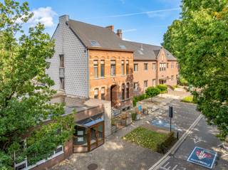 In het hart van Diepenbeek ligt het karaktervolle klooster ‘Royer Heide’. Deze site, met een commerciële oppervlakte (ca 1.450 m²) (multi-functionele invulling) op 1ha32a met parkeermogelijkheden, biedt een uitzonderlijke kans voor wie op zoek is naar een veelzijdig vastgoedproject.HISTORIEK:Het klooster vervulde decennialang een belangrijke rol (onderwijs, zorg en religieus leven) binnen de gemeenschap. De oorspronkelijke pastorij werd gebouwd in 1938 en in 1968 uitgebreid. Dankzij de solide bouw en duurzame structuur zijn er tal van mogelijkheden voor herontwikkeling. Hoewel het pand geen beschermd erfgoed is – wat flexibiliteit in herbestemming biedt – wordt sterk aangeraden om de gevel te behouden, om zo de architecturale waarde en het unieke karakter te bewaren.INTERESSE? Catherine Colson | catherine.colson@dewaele.com | T: 0475/85.10.04INDELING: (plannen beschikbaar op kantoor)4 verdiepingen, verbonden door lift en centrale traphal- kelderverdieping: opslagruimte en multifunctionele kamers- 2 verdiepingen: multifunctionele ruimtes- ruime zolder: multifunctionele ruimtesUitgestrekte tuin en parkeermogelijkheden. Totale opp: 1ha32aBESTEMMINGSMOGELIJKHEDEN:Volgens de gemeente Diepenbeek ligt de site in woongebied en parkgebied. Studentenhuisvesting is uitgesloten, maar herbestemming naar onder meer commerciële invulling, wonen, toerisme, zorg, .... is mogelijk.Commerciële invulling: praktijkruimte, horeca, kantoren of andere commerciële activiteiten.Zorg- en gemeenschapsprojecten: zorgcentrum, culturele initiatieven, ....Toerisme: boetiekhotel, B&B of vakantieverhuur, ...Wonen: ontwikkeling naar appartementen, cohousingproject, sociaal wonen, ....Alle relevante stukken (plannen, attesten, ....) kunnen opgevraagd worden.