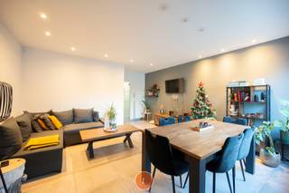 Op een <strong>goede ligging</strong>, vlakbij het centrum van Wevelgem, bevindt zicht deze instapklare gezinswoning.<br /><br />Bij het betreden van de woning kom je in een <strong>ruime hal </strong>die toegang geeft tot de bovenverdieping en het woongedeelte.<br />De woning heeft een <strong>lichtrijke en gezellige woonkamer</strong> met aansluitend de <strong>volledig geïnstalleerde keuken </strong>met gasfornuis, oven, vaatwasmachine en inbouwkoelkast. Verder door is er een zeer <strong>handige wasruimte</strong> en een <strong>toilet</strong>.<br />Op de eerste verdieping hebben we <strong>2 ruime slaapkamers</strong> en een <strong>badkamer </strong>met <strong>bad</strong>, <strong>douche</strong>, <strong>lavabo </strong>en <strong>toilet</strong>. Er is een <strong>vaste trap</strong> naar de <strong>zolder </strong>waar er nog <strong>2 slaapkamers</strong> zijn die verder moeten afgewerkt worden.<br />De woning beschikt over een<strong> inpandige garage</strong> en heeft een aangenaam <strong>terras </strong>met een <strong>tuin </strong>van +/- 296m². Er is ook <strong>bergruimte </strong>voorzien.<br />De woning is voorzien van <strong>dubbele beglazing</strong>, <strong>elektrische rolluiken</strong> en <strong>centrale verwarming</strong>.<br /><br /><span><strong>Pluspunten:</strong></span>
<ul>
<li>Gunstig EPC</li>
<li>Ligging</li>
<li>Elektriciteit conform</li>
<li>Regenput</li>
</ul>
Heeft u interesse in meer informatie of een bezoek aan deze woning? Aarzel niet om contact op te nemen met <strong>Kimberly </strong>via <strong>0470574605.</strong><br />Wenst u graag meer informatie over deze woning? U kunt alle gegevens en specificaties vinden op onze website www.immolietaer.be.