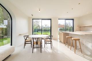 Magnifieke koppelvilla, ideaal gelegen aan de rand van het Zoute.De inkomhal met vestiaire en gastentoilet geeft toegang tot een ruime leefruimte,...