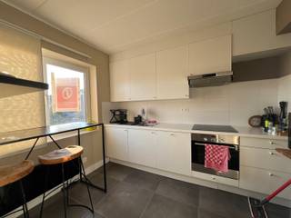 <p>Goed gelegen appartement op de 2de verdieping in Kessel-lo. Lift aanwezig.<br />Dit appartement heeft volgende indeling: inkom, afzonderlijk toilet en kleine berging. <br />Lichtrijke leefruimte met een volledig uitgeruste keuken. <br />Via de centrale hal kom je in de 2 slaapkamers (volwassen kamer en kinderkamer) en de badkamer douche en met aansluiting voor wasmachine.<br />Aansluitend aan de grootste slaapkamer is er een gezellig overdekt terrasje.<br />Bij dit appartement hoort ook een gemeenschappelijke fietsenstalling. Geen prive parking, wel voldoende parking voor de deur.<br />EPC C. De verwarming is elektrisch. <br />Er is geen staanplaats bij maar parking in de omgeving. <br />Gemeenschappelijke kosten: 110€/maand. <br /><br />Dit appartement is gelegen in een kindvriendelijke buurt met speeltuin voor de deur.<br />Op 5min van Leuven centrum, goede connectie met openbaar vervoer en autostrade.<br /><br /></p>