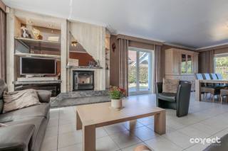 <p><span>Polyvalente woning met 4 slaapkamers en atelier.</span></p><p><span> </span></p><p><span>STARTPRIJS: Elk bod boven deze startprijs, wordt voorgelegd aan de eigenaars, die al dan niet kunnen in gaan op dit aanbod.</span></p><p><span> </span></p><p><span>Op het einde van de Koningin Astridstraat, vlakbij winkels, openbaar vervoer, scholen en de op en afrit E403, vinden we deze karaktervolle villa met heel wat ruimte terug. </span></p><p><span> </span></p><p><span>Indeling als volgt: royale inkom, 2 burelen, gastentoilet, lichtrijke woonkamer met zithoek en eetplaats, de uitgeruste keuken met eetplaats en een koele berging/kelder. Achter de keuken vinden de wasplaats terug en een badkamer met douchecel, toilet en wasbak. Via de oprit, of via de wasplaats, wordt er toegang verleend tot de ruime garage / atelier/ magazijn van +- 45 m². Boven de garage is er nog een ruime zolder met vaste trap, ideaal voor stockage. </span></p><p><span>Op het eerste verdiep vinden we 4 ruime kamers terug, de badkamer met ligbad, wastafel en toilet. Ook de zolder, te betreden met vaste trap biedt nog veel stockageruimte. </span></p><p><span> </span></p><p><span>De zongerichte tuin is privatief en volledig afgesloten, achter de woning is er nog een atelier/magazijn (voorzien van warmtepomp) aanwezig van +- 40 m² en een fietsenberging. Meerdere autostaanplaatsen dankzij de ruime, en brede oprit. </span></p><p><span> </span></p><p><span>Zeer comfortabel en energiezuinig wonen: het pand beschikt over 37 zonnepanelen, een thuisbatterij van 10 kWh, regenput van 10 000, alarmsysteem, rolluiken, maatkasten en zoveel meer.</span></p><p><span>Verwarming op mazout (tank van 3000l), keuring elektriciteit én zonnepanelen conform. </span></p><p><span> </span></p><p><span>Deze woning is zowel uitermate geschikt als gezinswoning, maar ook voor de combinatie met uw zelfstandige activiteit. De burelen, het magazijn / atelier kan bovendien volledig worden afgesplitst worden van uw privé.</span></p><p><span> </span></p><p><span>Kom de troeven zelf ontdekken en meld u aan voor een bezoek; </span></p><p><span>0496 25 35 55</span></p><p><span>emile@correctvastgoed.be</span></p><p><span> </span></p>