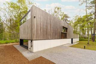 <p>Vragen of interesse? Contacteer onze makelaar Dimitry via dimitry@copandi.be of 0493 37 27 43.</p><p>Deze unieke villa uit 2018 is gelegen in de begeerde wijk 'De Zeurt', met het Peerdsbos als directe achterbuur. Op een riant perceel van circa 5.000 m² geniet u van een bosrijke omgeving op een strategische en uiterst private locatie.</p><p>De woning blinkt uit in functionaliteit en is energetisch hoogwaardig afgewerkt met oog op de toekomst. Zo is de villa volledig voorzien van vloerverwarming, 18 zonnepanelen en een slimme laadpaal.</p><p>Het architecturale ontwerp bestaat uit twee woonlagen waarbij het leefgedeelte zich op de bovenverdieping bevindt. Deze keuze garandeert een panoramisch uitzicht op het groen via kamerhoge raampartijen.</p><p>De lichtrijke leefruimte straalt rust uit en sluit naadloos aan op de luxueus ingerichte keuken. Direct naast de keuken bevindt zich bovendien een royaal terras van circa 40 m².</p><p>De gelijkvloerse verdieping is praktisch ingedeeld met een ruime vestiaire en diverse maatkasten. De master bedroom beschikt over een eigen dressing en een luxe ensuite badkamer.</p><p>Daarnaast biedt deze verdieping ruimte aan twee extra slaapkamers, een tweede douchekamer en een multifunctionele kamer als bureau of hobbyruimte. Een wasplaats met technische ruimte maken het comfort binnenshuis compleet.</p><p>Ontspannen doet u in de tuin met een eigen voetbalveldje en een sfeervol leeftuinhuis. Kortom: een ware droomlocatie die luxe, rust en techniek perfect verenigt.</p><p>✅ Bosrijke omgeving</p><p>✅ Uniek concept</p><p>✅ Instapklaar</p><p>✅ Energetisch en modern comfort</p>