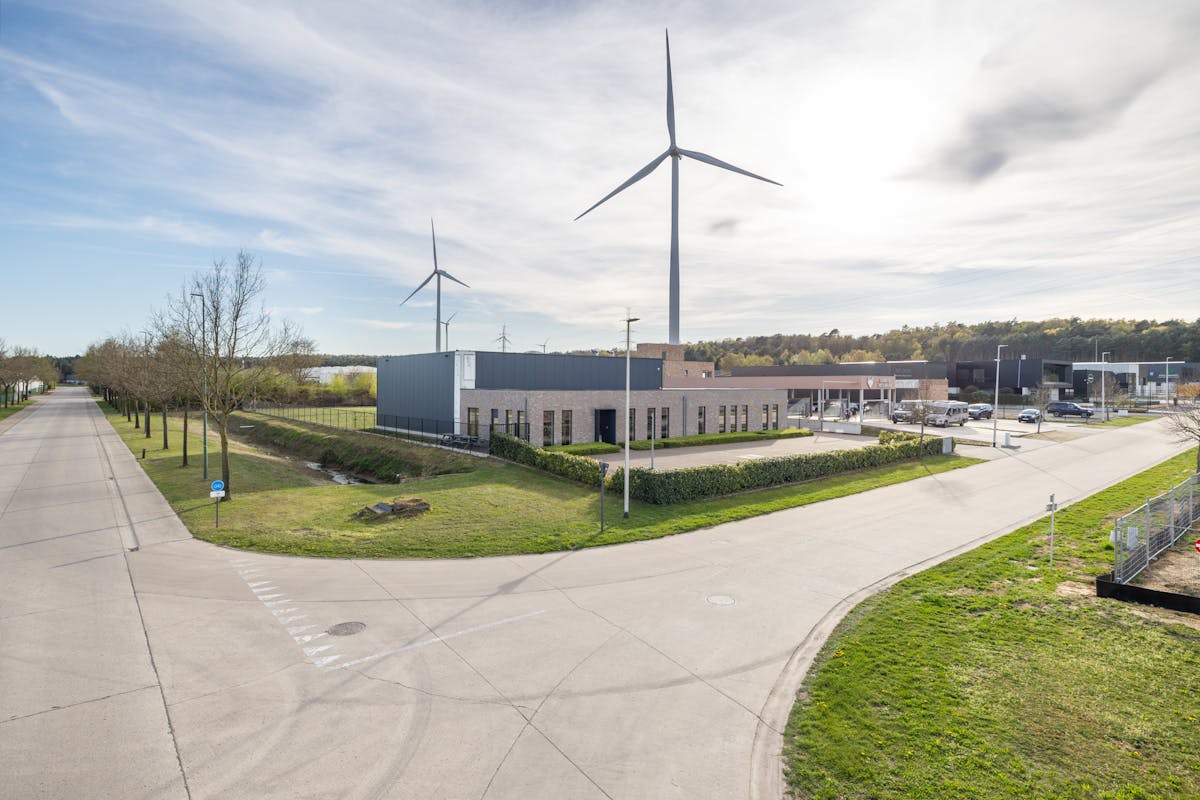 Bâtiment commercial moderne datant de 2016 de 680 m² avec entrepôt, bureaux et parking spacieux dans un emplacement privilégié à Dilsen-Stokkem. - photo 4