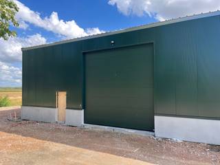 Ben je op zoek naar een praktische opslag- of werkruimte op een strategische locatie aan de Westkust? Deze loods van 210 m² in Wulpen biedt de...