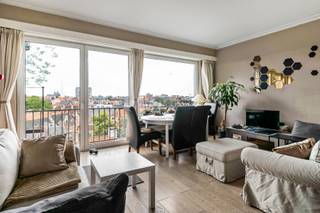 <p><span>Op een uitstekende locatie aan de Italiëlei 98 bevindt zich deze aangename studio met een schitterend uitzicht over Antwerpen. Dankzij de grote raampartijen baadt de leefruimte de hele dag in natuurlijk licht, wat zorgt voor een ruimtelijk en aangenaam woongevoel.</span></p>
<p><span>De studio straalt warmte uit dankzij de mooie houten parketvloer en beschikt over een praktische halfopen keuken die naadloos aansluit op de leefruimte. De doordachte indeling benut de beschikbare ruimte optimaal en creëert een comfortabele woonomgeving.</span></p>
<p><span>Met winkels, restaurants, openbaar vervoer en het historische stadscentrum op wandelafstand geniet u van een topligging in het bruisende hart van Antwerpen. Tegelijk komt u thuis in een oase van licht, rust en een prachtig panoramisch uitzicht over de stad.</span></p>
<p><span><strong>Troeven<br /><br /></strong>- Gunstig EPC<br />- AREI = conform<br />- Veel licht <br />- Prachtig uitzicht over Antwerpen<br />- Ideaal als investering of eerste woning<br />- Gemeenschappelijke fietsenstalling<br />- Kelderberging<br /><br /><strong></strong>Attesten (EPC, asbest, EK) zijn beschikbaar via onze website: https://jamar.immo/<br /><br />Vg, Wg, Gvkr, Gmo, Gvv, geen overstromingsgevoelig gebied, geen worg<br /></span></p>