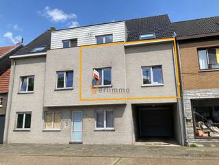 <p><span>Welkom in dit prachtige moderne appartement in Schoten met lift! </span></p><p><span> </span></p><p><span>Dit ruime appartement beschikt over twee slaapkamers. De badkamer is voorzien van bad en douche. </span></p><p><span> </span></p><p><span>De open woonkeuken is het kloppende hart van dit huis. De keuken beschikt over moderne houten kasten met elegante afwerking, praktische werkbladen. De open woonruimte profiteert van uitstekend natuurlijk licht. Grote ramen geven uit op een spectaculair balkon met panoramisch uitzicht over de buurt. </span></p><p><span> </span></p><p><span>Praktisch voordeel: het appartement is voorzien van een private garage, wat parkeren gemakkelijk en veilig maakt. </span></p><p><span> </span></p><p><span>Het interieur heeft grijze tegels, witte tegel afwerkingen en warme hout tinten die samen een verzorgde, moderne uitstraling creëren.</span></p><p><span> </span></p><p><span>Schoten biedt een perfecte ligging met goede verbindingen, winkels in de buurt en groene omgeving. Dit appartement is een geweldige keuze voor wie stijlvol, comfortabel en voordelig wil wonen.</span></p><p><span> </span></p><p><span> </span></p><p><span>- beschikbaar vanaf 1 Dec. 2026</span></p><p><span>- zeer energiezuinige EPC: 118</span></p><p><span>- maandelijkse onkosten: 115€ ( poetsen traphal en ramen voorzijde, minuterie en lift)</span></p><p><span>- garage inclusief</span></p>