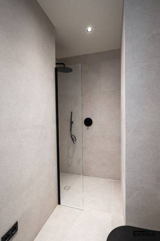 Dit splinternieuwe appartement met LUXE-afwerking bevindt zich op de eerste verdieping in een standingvol gebouw met prachtige gevel in modernistische stijl op enkele meters van het strand en de winkelstraat.<br />Indeling: inkomhal, woonkamer met open keuken, berging, badkamer met inloopdouche, toilet en lavabomeubel, 1 slaapkamer.<br />Het appartement werd met moderne luxe-elementen afgewerkt. Denk maar aan een prachtig visgraatparket, gerectificeerde tegels (1m20 x 1m20), een gepantserde veiligheidsdeur, privatieve verwarming (hoogrendementsketels op aardgas met gsm-module op afstand), kleurvideofonie met gsm-module op afstand, design sanitair, inloopdouches op tegelvloer (geen douchebak), <br />Privatieve kelderberging.<br />In het gebouw is er tevens een ruime fietsenberging met meerdere laadpunten en een gemeenschappelijk dakterras waar men een ganse dag kan genieten van de zon!<br />Verkoop onder registratierechten (geen BTW)!