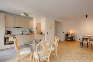 Op de vijfde verdieping van een goed onderhouden residentie bevindt zich dit charmante, recent gerenoveerde appartement met terras. Het appartement is gelegen aan de gegeerde Roest d’Alkemadelaan, in een rustige en aangename buurt van Berchem. Dankzij de gunstige ligging bevinden winkels, scholen en horecazaken zich op korte afstand. Ook het openbaar vervoer is vlot bereikbaar en via de nabijgelegen invalswegen staat u snel in het centrum van Antwerpen en de omliggende gemeenten.<br /><br />Bij het betreden van het appartement komt u terecht in een ruime en lichtrijke leefruimte. De grote raampartijen zorgen voor een aangename natuurlijke lichtinval, terwijl de authentieke parketvloer het geheel een warme en karaktervolle uitstraling geeft. Aansluitend bevindt zich de open keuken, die is uitgerust met de nodige inbouwtoestellen en alle comfort biedt om heerlijk te koken en gezellig samen te genieten.<br /><br />Het appartement beschikt over een ruime masterbedroom met rechtstreekse toegang tot het aangename terras. Ook de tweede volwaardige slaapkamer geeft uit op het terras en kan, afhankelijk van uw wensen, perfect worden ingericht als slaapkamer, bureau of hobbyruimte.<br /><br />De smaakvol afgewerkte badkamer is voorzien van een ruime inloopdouche en een wastafel met praktische opbergruimte. Daarnaast is er voldoende plaats voor een wasmachine en droogkast.<br /><br />Als extra troef beschikt het appartement over een praktische kelderberging, inbegrepen in de prijs. Een autostaanplaats is bijkomend aan te kopen voor € 15.000.<br /><br />Interesse in dit appartement?<br />Contacteer LISTED voor meer informatie of een bezoek via +32 3 283 51 51.