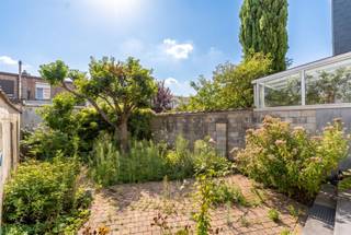 <p>Deze karaktervolle woning is gelegen in Antwerpen, op een boogscheut van de Jan Van Rijswijcklaan en de Expowijk. Winkels, scholen en openbaar vervoer bevinden zich in de nabije omgeving. Een centrale en vlot bereikbare ligging met alle dagelijkse voorzieningen binnen handbereik.</p><p>Achter de authentieke gevel bevindt zich een ruime en lichtrijke woning met een aangename indeling. De groene voortuin zorgt voor een aangename buffer met de straat en biedt praktische ruimte voor het stallen van fietsen.<br />Via de inkomhal bereikt u de royale leefruimte met open keuken van ca. 60 m². Grote raampartijen brengen veel natuurlijk licht binnen en zorgen voor een mooie verbinding met de stadstuin van ca. 65 m² achteraan. Daarnaast beschikt de woning over een zeer praktische kelder met veel bergruimte.</p><p>Op de eerste verdieping bevinden zich twee ruime slaapkamers met ingemaakte kasten, een dressing en een badkamer met douche, lavabo en toilet. Vanuit één van de slaapkamers is de vide met zicht op de leefruimte bereikbaar, ideaal als bureau, leeshoek of ontspanningsruimte. De tweede verdieping biedt plaats aan twee zeer ruime slaapkamers van ca. 20 m² en een extra toilet.</p><p>Troeven<br />- 4 ruime slaapkamers<br />- Ingemaakte kasten<br />- Royale leefruimte met open keuken van ca. 60 m²<br />- Vide met zicht op de leefruimte<br />- Stadstuin van ca. 65 m²<br />- Groene voortuin met plaats voor fietsen<br />- Zeer praktische kelder met veel bergruimte<br />- EPC-label B<br />- Elektriciteit conform<br />- Centrale ligging<br />- Authentieke elementen</p><p>Interesse? Neem contact op voor meer informatie of een bezichtiging: <strong>info@markasa.be</strong><strong> </strong>of<strong> 03/827.72.92</strong></p>