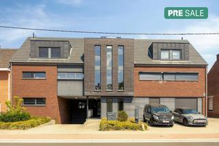 Dit onberispelijke appartement met een bewoonbare oppervlakte van 54 m² combineert comfort, ruimte en een praktische indeling. <br /><br />De lichtrijke leefruimte sluit naadloos aan op de volledig uitgeruste keuken, die voorzien is van alle nodige toestellen.<br /><br />De slaapkamer vormt een aangename rustplek. De naastgelegen badkamer is voorzien van een douche, een enkel lavabomeubel en praktische ingemaakte kasten.<br /><br />Een absolute troef van dit appartement is het uitzonderlijk ruime terras van ca. 30 m². <br /><br />Dankzij de rustige ligging en het open uitzicht op het achterliggende agrarisch gebied geniet u hier in alle privacy. Deze unieke buitenruimte vormt een verlengstuk van de leefruimte en biedt een ideale plek om te ontspannen.<br /><br />Verder beschikt het appartement over een ondergrondse parkeerplaats en een private berging, wat zorgt voor extra comfort en voldoende opbergruimte.<br /><br />Dankzij de combinatie is dit appartement een uitstekende keuze voor starters, alleenstaanden, koppels of investeerders die op zoek zijn naar een instapklare en zorgeloze aankoop.<br /><br />Interesse?<br />(ver-)Kopen of (ver-)huren in de Noorderkempen?<br />Met vragen kan u altijd bij ons terecht! <br />Dewaele Vastgoed<br /><br /><br />De eigendom wordt aangeboden via de Pre-sale formule. Van 22/08/2026 om 10:00 tot 24/08/2026 om 17:00 kan u het appartement op afspraak komen bezichtigen en een bod uitbrengen. De vermelde prijs is een instelprijs. Voor meer info, gelieve contact op te nemen met de dossierverantwoordelijke.<br /><br />Bestuursmaatregelen in het maatregelenregister: nee