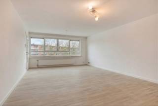 Energiezuinig appartement met 2 slaapkamers en een terras.Indeling:Men komt meteen binnen in de centraal gelegen inkomhal, voorzien van een handige,...