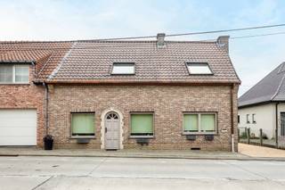 TE KOOP IN GERAARDSBERGENCharmante gezinswoning met tuin, 3 SLP en bureauDeze te renoveren woning met charme vormt een ideale basis voor gezinnen die...