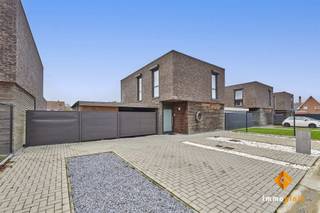 Deze recente, moderne woning met 3 slaapkamers is gelegen op een mooi perceel van 5a37ca, in een rustige, kindvriendelijke buurt en toch vlakbij...