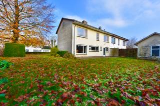 In een bijzonder rustige en kindvriendelijke woonomgeving, op korte afstand van het centrum van Eeklo, bevindt zich deze charmante halfopen woning op een royaal hoekperceel van maar liefst 906 m².
Dankzij de ligging aan twee straten geniet u hier van een uitstekende toegankelijkheid, extra privacy en tal van praktische voordelen.
De woning verwelkomt u met een aangenaam woonvolume en een solide structuur die een ideale basis vormt om verder op te knappen en volledig naar uw hand te zetten. Grote raampartijen zorgen voor een mooie natuurlijke lichtinval en creëren een sterke connectie met de tuin. De bestaande indeling biedt bovendien interessante mogelijkheden om via een aanbouw de keuken en leefruimte uit te breiden tot een ruime, hedendaagse leefkeuken, waar binnen en buiten harmonieus in elkaar overvloeien. Koken, leven en genieten met maximale interactie met terras en tuin staan hier centraal.
Met vier volwaardige slaapkamers biedt de woning tal van mogelijkheden voor een gezin, thuiswerk of hobbyruimte. Bovendien is het pand reeds uitgerust met dubbel glas en centrale verwarming, wat zorgt voor een degelijke en comfortabele basis om stapsgewijs te moderniseren.
Een absolute troef is de uitzonderlijke tuin met perfecte oriëntatie. Twee monumentale bomen geven het perceel een uniek en karaktervol groen kader en zorgen voor natuurlijke verkoeling, waardoor het hier bijzonder aangenaam vertoeven is tijdens warme zomerdagen. De tuin biedt rust, privacy en een zeldzaam gevoel van ruimte.
Ook de omgeving draagt bij aan het aangename woongevoel. De buurt staat bekend om haar goede buurtwerking, rustige sfeer en fijne buren. Op wandelafstand bevindt zich een gezellig openbaar pleintje met speeltuigen en klein fruit, wat de ligging extra aantrekkelijk maakt voor gezinnen. Dankzij het verkeersluwe karakter is dit een veilige en kindvriendelijke omgeving waar het heerlijk wonen is.
Deze woning combineert een sterke ligging, een ruim en perfect georiënteerd perceel en een uitzonderlijk potentieel om verder op te knappen en volledig naar eigen wensen vorm te geven. Een unieke kans voor wie op zoek is naar een warme thuis met toekomst, in het groen en toch dicht bij alles wat Eeklo te bieden heeft.

Een bezoek laat u het potentieel pas écht ervaren. Ontdek deze eigendom ter plaatse en laat u inspireren. Bel ons op 09 336 16 15 of mail naar info@vastgoedunicum.be, wij helpen u graag verder!

Virtuele rondleiding?
https://youtube.com/shorts/-QEB-6nrfCk 
