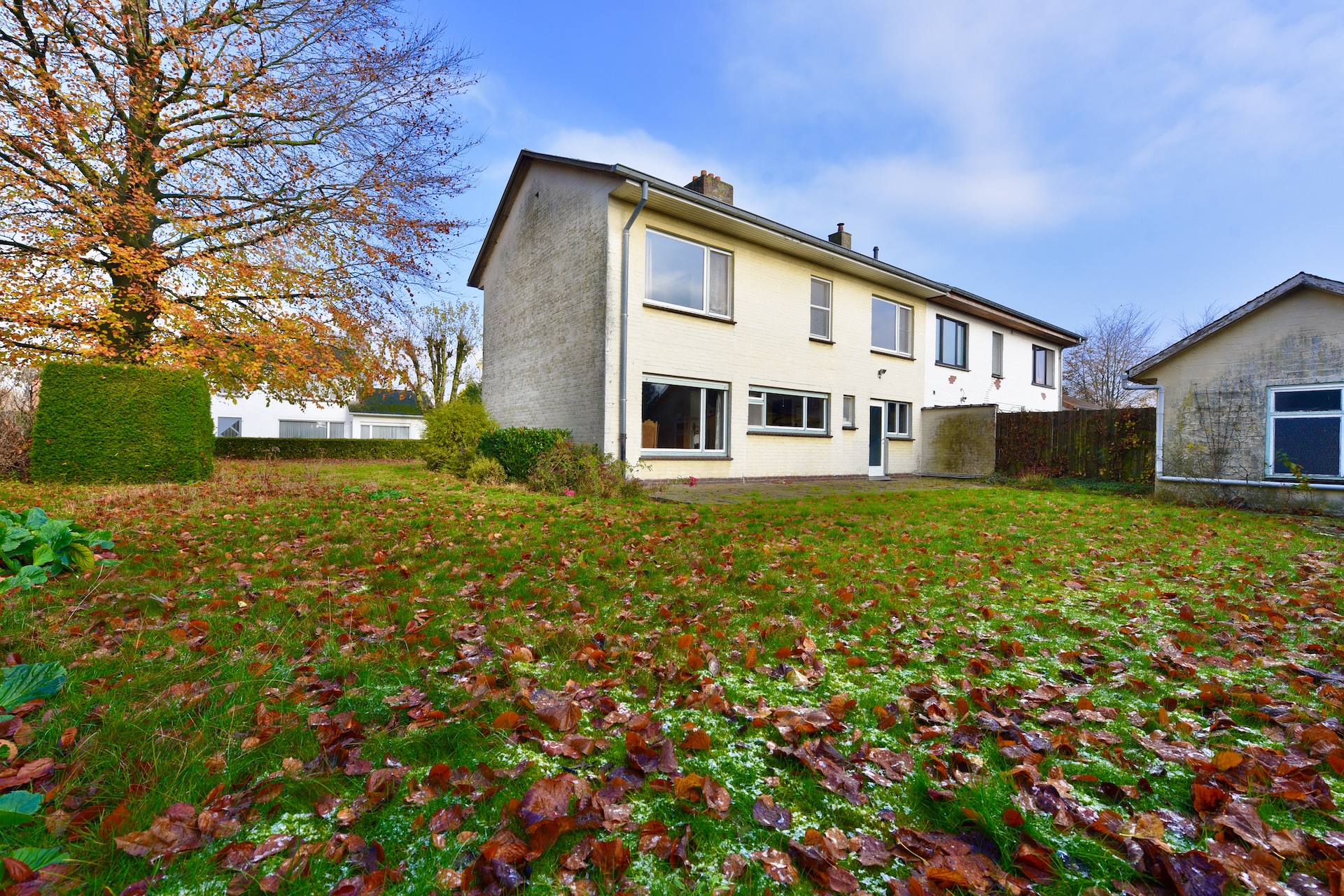 Halfopen woning met 4 slpk, garage, terras en grote tuin voor 359.000 EUR - foto 3