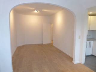 ETTERBEEK, Jachtwijk, mooi licht appartement met 1 slaapkamer + bureau/kinderkamer van ± 70m² bewoonbaar. Het is als volgt ingedeeld:...