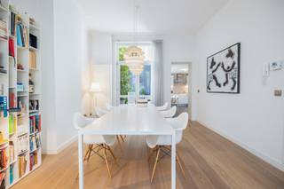Deze sfeervolle herenwoning werd 10 jaar geleden van boven tot onder gestript en kwaliteitsvol gerenoveerd.Ze biedt je alle ruimte en comfort die je...