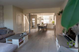 ONDER OPTIE<br /><br />Volledig gerenoveerde, instapklare woning met 3 slaapkamers en tuin in Deurne-Zuid (grens Borsbeek)<br /><br />Bent u op zoek naar een ruime en perfect afgewerkte woning op een toplocatie? Deze volledig gerenoveerde en instapklare woning in Deurne-Zuid, op de grens met Borsbeek, combineert comfort, licht en energiezuinigheid met een uitstekende bereikbaarheid.<br /><br />Bij het betreden van de woning komt u in de inkomhal met stijlvolle natuurstenen vloer. De ruime en lichtrijke woonkamer op eiken parket straalt warmte en gezelligheid uit dankzij de grote raampartijen en overvloedige lichtinval.<br /><br />De open keuken, slechts 2 jaar oud, is eveneens afgewerkt met een natuurstenen vloer en volledig geïnstalleerd. U beschikt over een ingemaakte koelkast, diepvries en vaatwasser, een keramische kookplaat met dampkap, oven en microgolfoven. Alles is aanwezig voor optimaal kookcomfort. Verder bevindt zich op het gelijkvloers een apart gastentoilet.<br /><br />Op de eerste verdieping vindt u drie volwaardige slaapkamers, afgewerkt met laminaatvloer. De zeer ruime badkamer is uitgerust met twee lavabo’s, een ligbad, een aparte douche en een tweede toilet – ideaal voor gezinnen.<br /><br />De woning beschikt bovendien over een ruime kelder van maar liefst 40 m² met aansluitingen voor wasmachine en droogkast, wat extra bergruimte en praktisch comfort biedt.<br /><br />Buiten geniet u van een gezellige tuin met een pas aangelegd terras van 20 m² – de perfecte plek om te ontspannen of gasten te ontvangen.<br /><br />Extra troeven:<br /><br />Overal dubbele beglazing<br /><br />Zonnepanelen<br /><br />Energiezuinige condensatieketel<br /><br />Gunstige en centrale ligging nabij scholen, winkels, openbaar vervoer en parken<br /><br />Kortom, een ruime en energiezuinige gezinswoning op een uitstekende locatie, volledig instapklaar en met alle hedendaags comfort.<br /><br />Interesse? Contacteer ons snel voor een bezichtiging!<br />