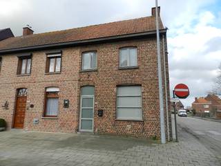 <p>Halfopen woning in het centrum van Boezinge, nabij openbaar vervoer en dagelijkse voorzieningen.</p>
<p> </p>
<p>Deze halfopen bebouwing biedt een praktische indeling en een aangename ligging in de woonkern van Boezinge. De woning beschikt over drie slaapkamers, een woonkamer met veel mogelijkheden en een functionele keuken. Dankzij de centrale ligging geniet u van een vlotte verbinding naar Ieper en omliggende gemeenten, terwijl winkels en openbaar vervoer zich vlakbij bevinden. Het terras zorgt voor extra buitenruimte om te ontspannen. Een interessante woning voor wie op zoek is naar een huis met potentieel in een rustige maar bereikbare omgeving.</p>
<p> </p>
<p>Belangrijkste ruimtes:<br />• Woonkamer met aangename leefruimte en veel indelingsmogelijkheden<br />• Keuken met praktische inrichting<br />• Badkamer met douche, toilet en enkele wastafel<br />• Terras met ruimte om buiten te genieten<br />• 3 slaapkamers geschikt als slaap-, kinder- of bureauruimte<br />• Zolder met extra bergruimte</p>
<p> </p>
<p>Troeven:<br />• Halfopen bebouwing met praktische indeling<br />• Centrale ligging in Boezinge nabij openbaar vervoer<br />• 3 volwaardige slaapkamers en extra zolderruimte</p>
<p> </p>
<p>Neem vandaag nog contact op met je ERA-makelaar voor een bezoek.</p>
<p> </p>
<p>JOUW DROOMHUIS. ZO GEVONDEN!</p>