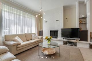 Voor meer info en foto’s, surf naar www.swevers.be – Deze te renoveren gezinswoning in Diepenbeek biedt een degelijke basis, een centrale ligging...